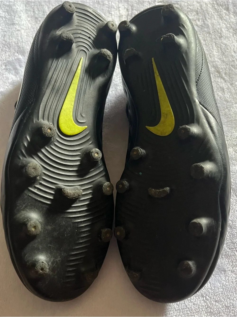 Nike Tempo Black Yellow Low Top Lace Up Cleats Shoe Size 4.5Y soccer 4.5 Y Youth